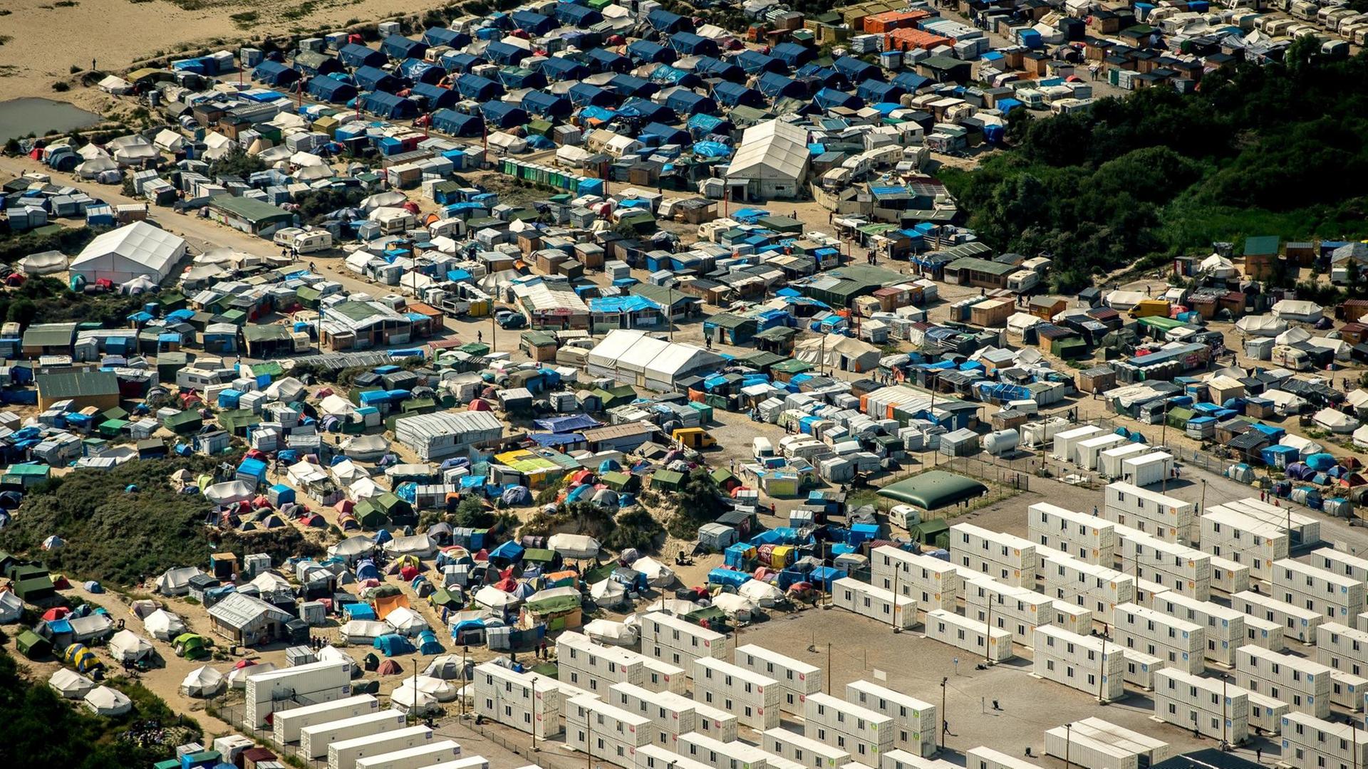 Blick auf das Flüchtlingslager in Calais, das auch als "Dschungel" bezeichnet wird, im August 2016. Blick auf das Flüchtlingslager in Calais, das auch als "Dschungel" bezeichnet wird, im August 2016.