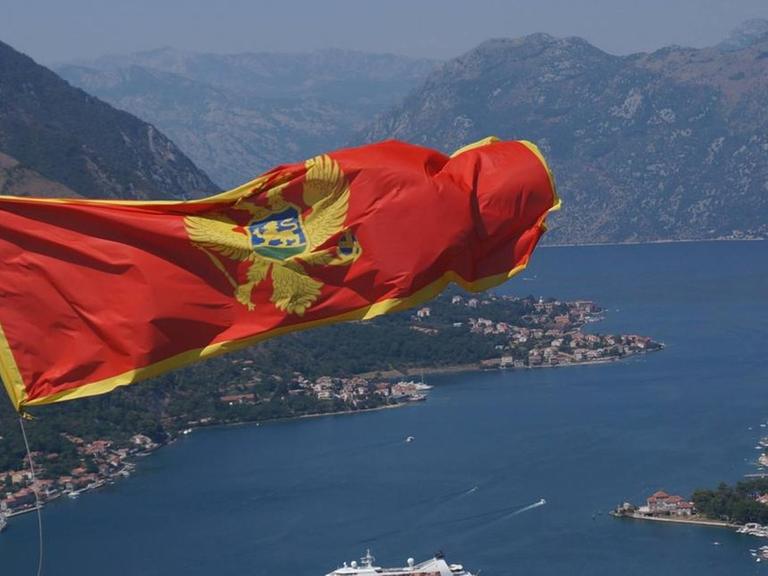 Die Flagge Montenegros weht im Wind. 