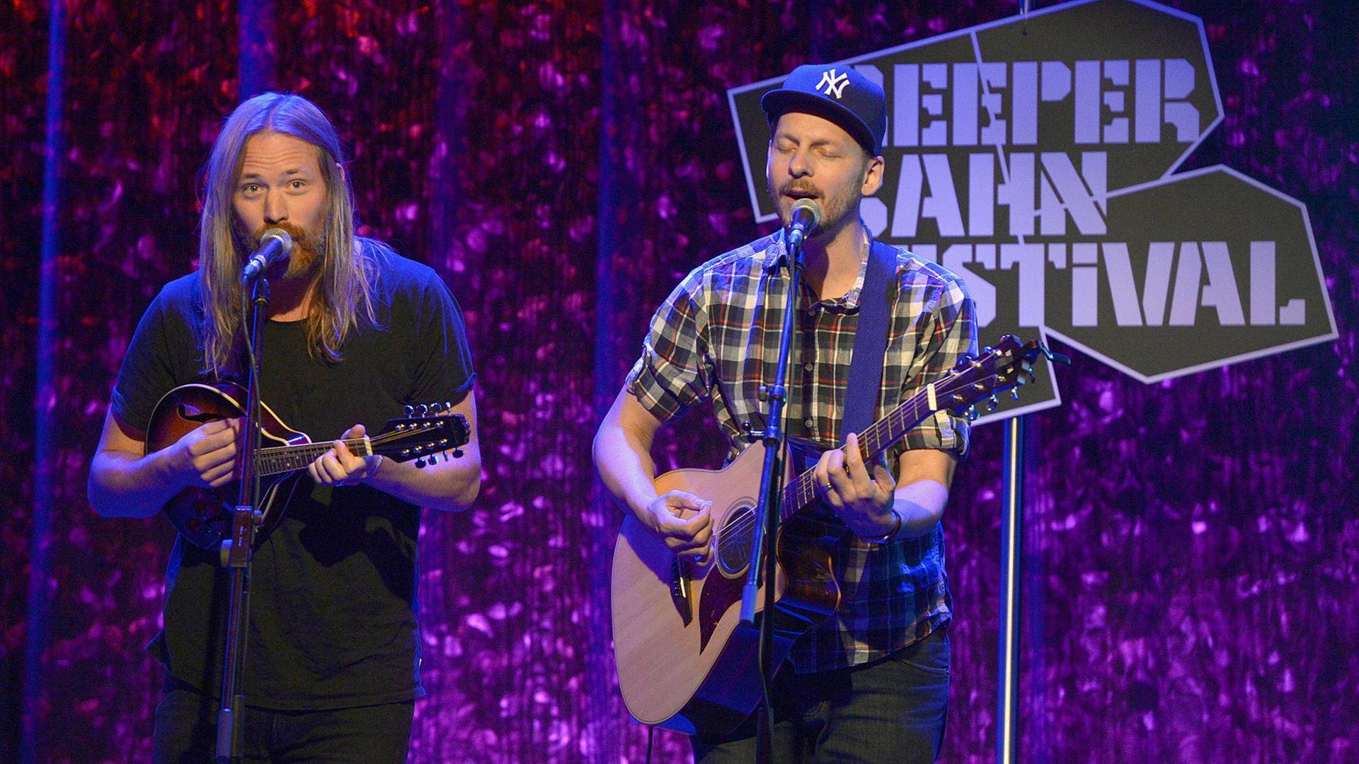 Die schwedische Band Friska Viljor spielt in Hamburg während der Eröffnung des Reeperbahn Festivals. Die schwedische Band Friska Viljor spielt in Hamburg während der Eröffnung des Reeperbahn Festivals.