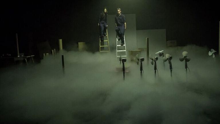 Nebel wabert über die Bühne: Szene des Theaterstücks "Girl from the fog machine factory" von Thom Luz, das auf dem Sommerfestival 2018 auf Kampnagel in Hamburg Premiere feiert. Nebel wabert über die Bühne: Szene des Theaterstücks "Girl from the fog machine factory" von Thom Luz, das auf dem Sommerfestival 2018 auf Kampnagel in Hamburg Premiere feiert.