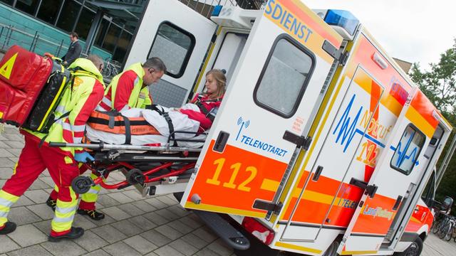 Rettungssanitäter behandeln in Greifswald eine junge Frau in einen für den Telenotarztdienst ausgebauten Rettungswagen.