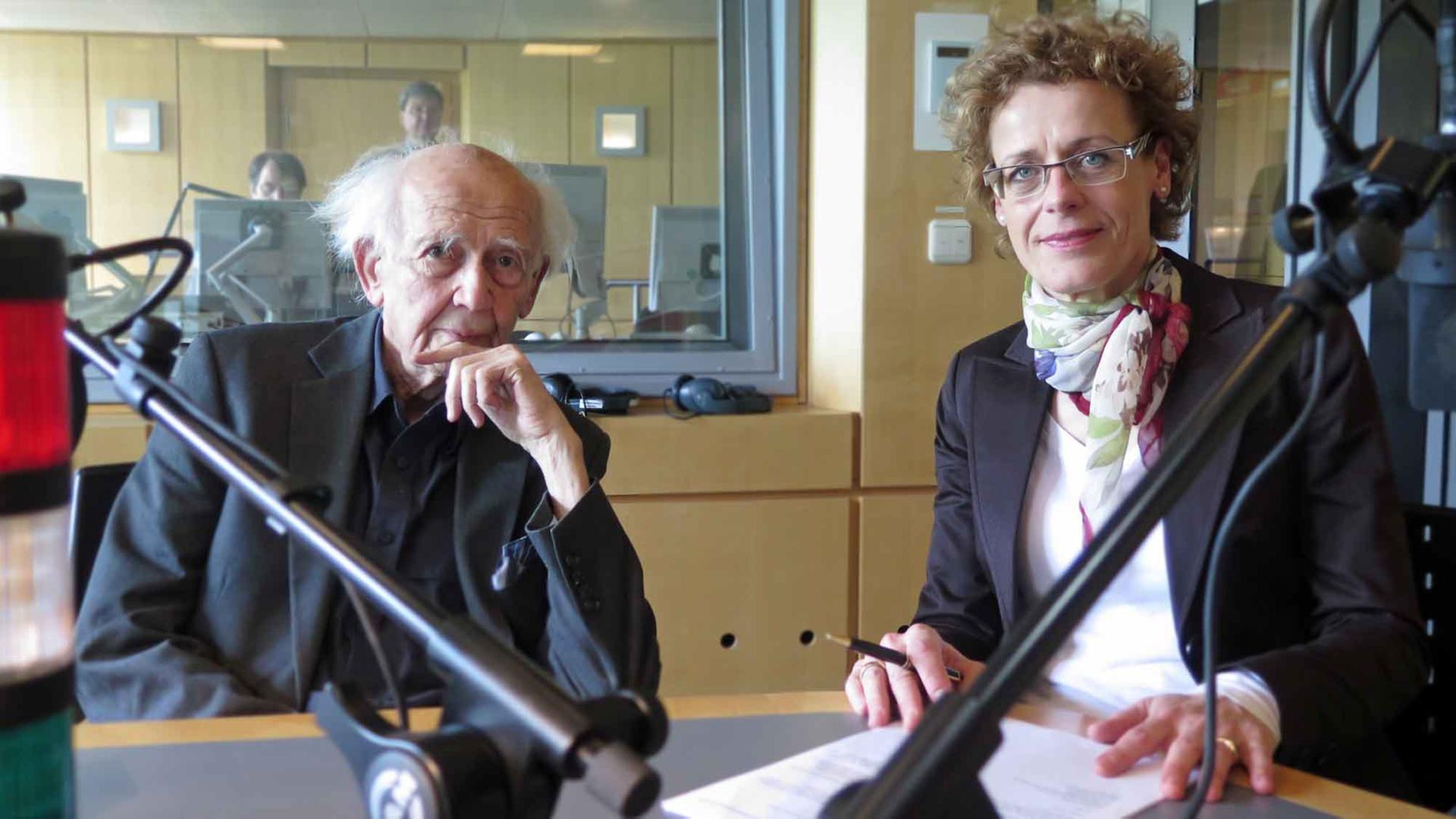Der Soziologe Zygmunt Baumann im Gespräch mit Nana Brink im Studio des Deutschlandradio Kultur. Der Soziologe Zygmunt Baumann im Gespräch mit Nana Brink im Studio des Deutschlandradio Kultur.