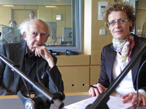 Der Soziologe Zygmunt Baumann im Gespräch mit Nana Brink im Studio des Deutschlandradio Kultur.