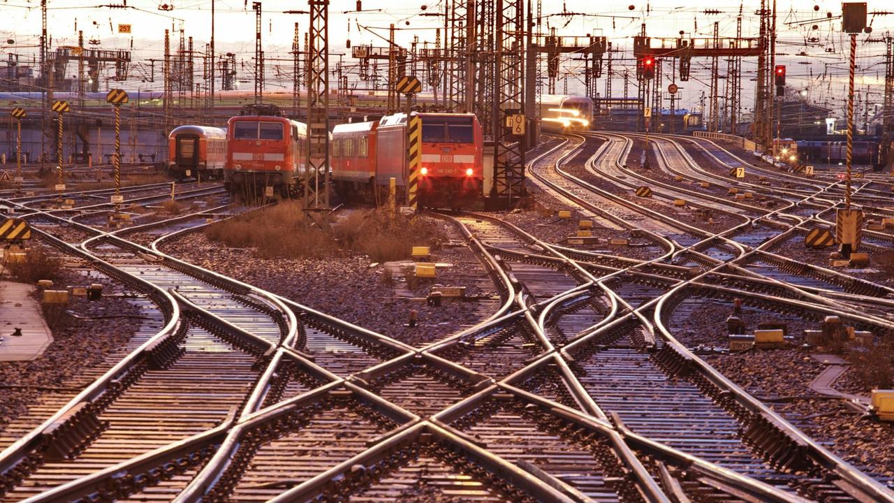 Regionalzüge fahren am 16.12.2012 im Abendlicht in den Hauptbahnhof von Frankfurt am Main ein. Foto: Wolfram Steinberg dpa | Verwendung weltweit Regionalzüge fahren am 16.12.2012 im Abendlicht in den Hauptbahnhof von Frankfurt am Main ein. Foto: Wolfram Steinberg dpa | Verwendung weltweit