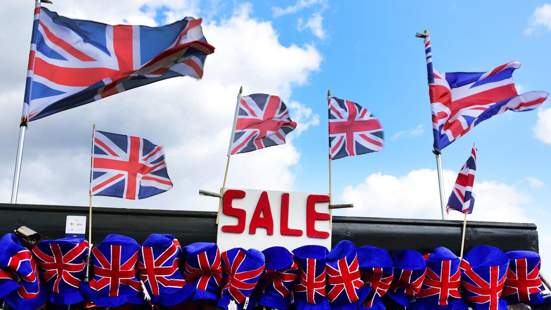 An einem Souvenierstand in London hängt das Schild "Sale" An einem Souvenierstand in London hängt das Schild "Sale"