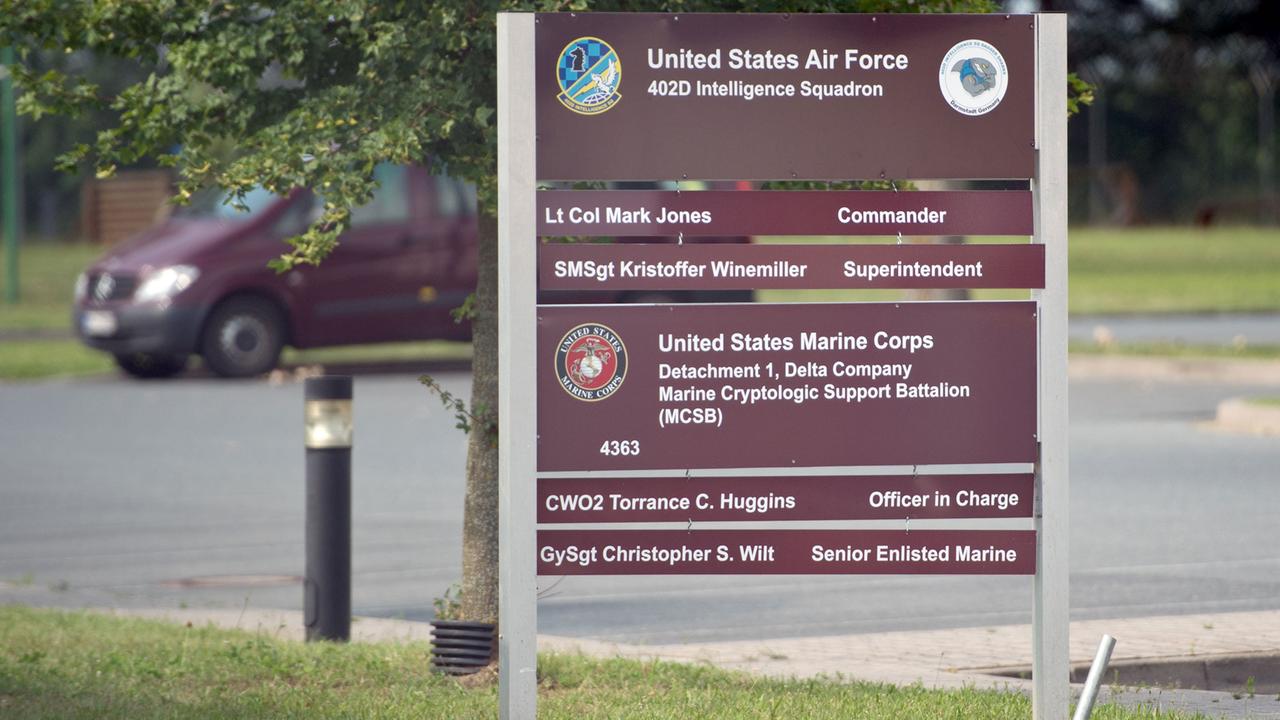 Ein Hinweisschild auf dem Gelände der NSA-Dependance "Dagger Complex" in Griesheim bei Darmstadt weist am 26.07.2014 auf den hier dem Schild nach ansässigen "United States Airforce 402D Intelligence Squadron" und eine Kryptologie-Einheit der Marines hin.