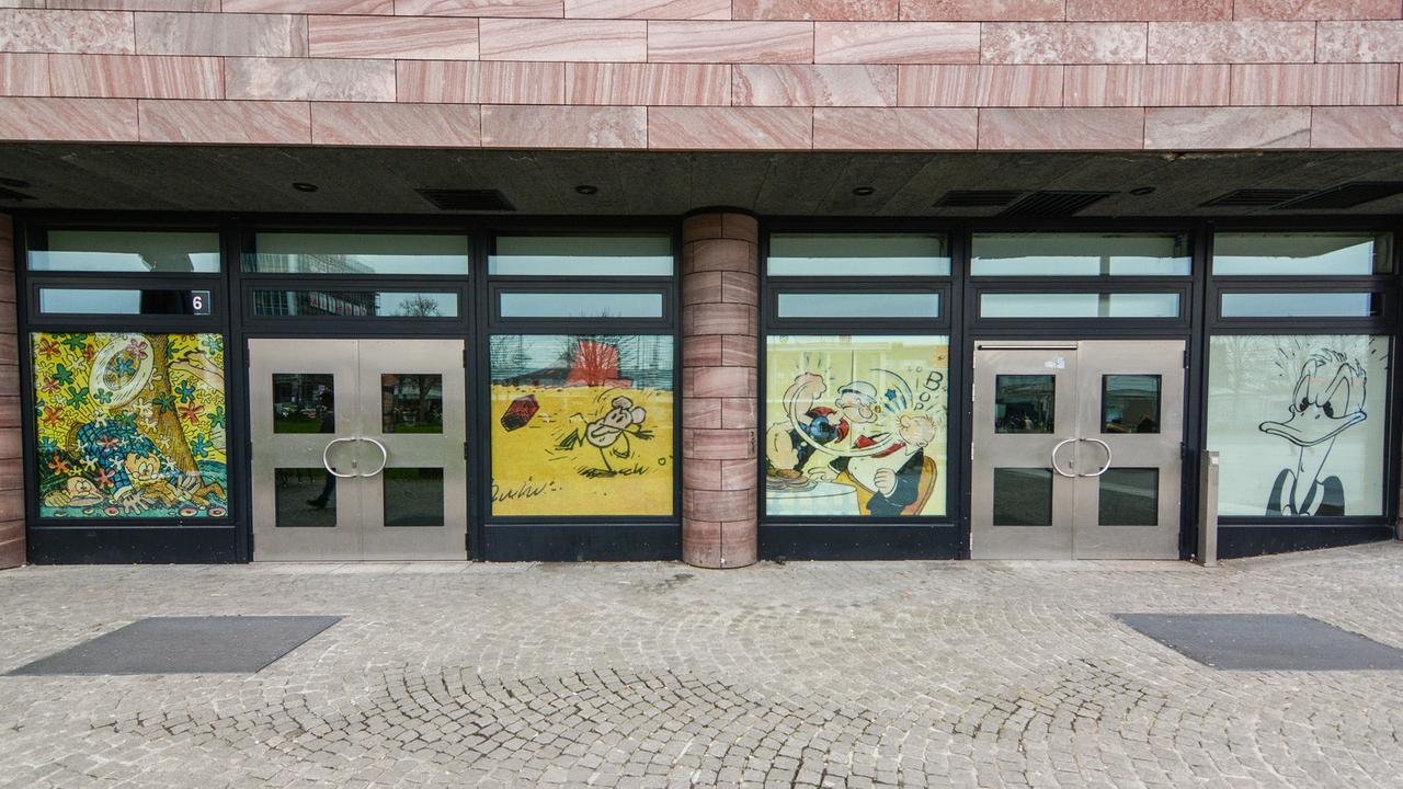 Der Schauraum"Comic + Cartoon" von außen mit großflächigen Plakaten von Comicfiguren wie Popeye oder Donald Duck. Der Schauraum"Comic + Cartoon" von außen mit großflächigen Plakaten von Comicfiguren wie Popeye oder Donald Duck.
