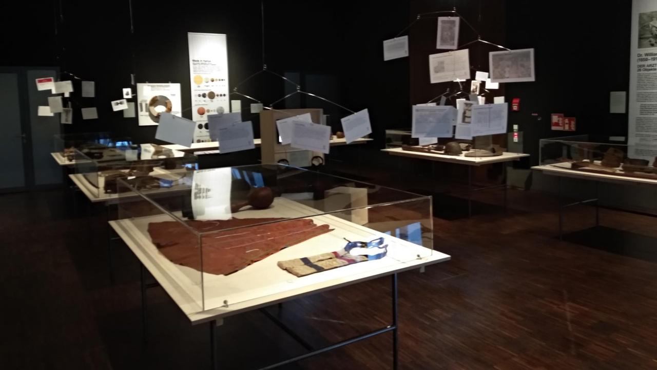 Vitrinen mit Artefakten aus Kenia inder Ausstellung "Invisible Inventories" in Köln Vitrinen mit Artefakten aus Kenia inder Ausstellung "Invisible Inventories" in Köln