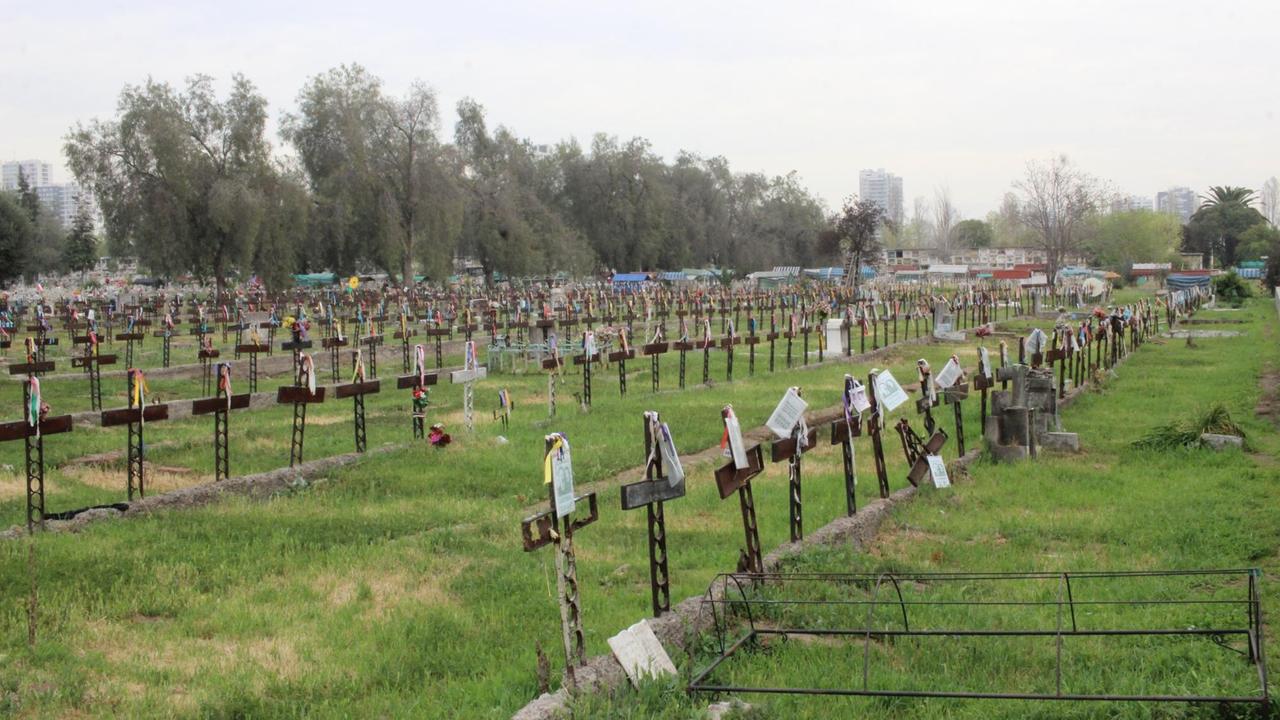 Am Rande des Nationalfriedhofs in Santiago de Chile liegen die Armen begraben