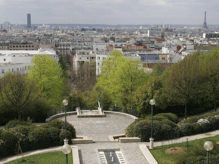 Menschen ruhen sich in einem Park im Pariser Belleville aus.