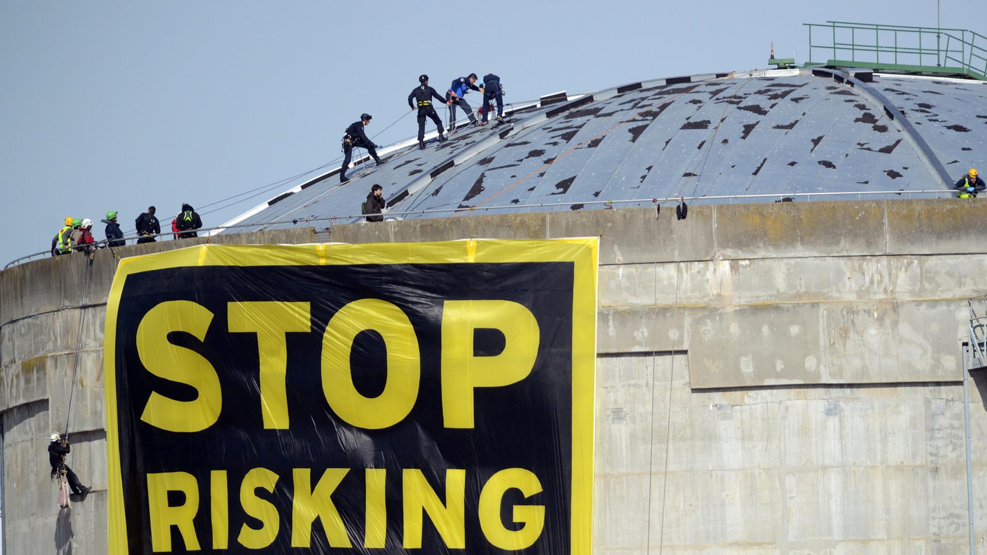 Greenpeace protestiert mit einem Plakat mit der Aufschrift "Stop Risiking Europe" auf dem Dach des französischen Atomkraftwerks Fessenheim. Greenpeace protestiert mit einem Plakat mit der Aufschrift "Stop Risiking Europe" auf dem Dach des französischen Atomkraftwerks Fessenheim.