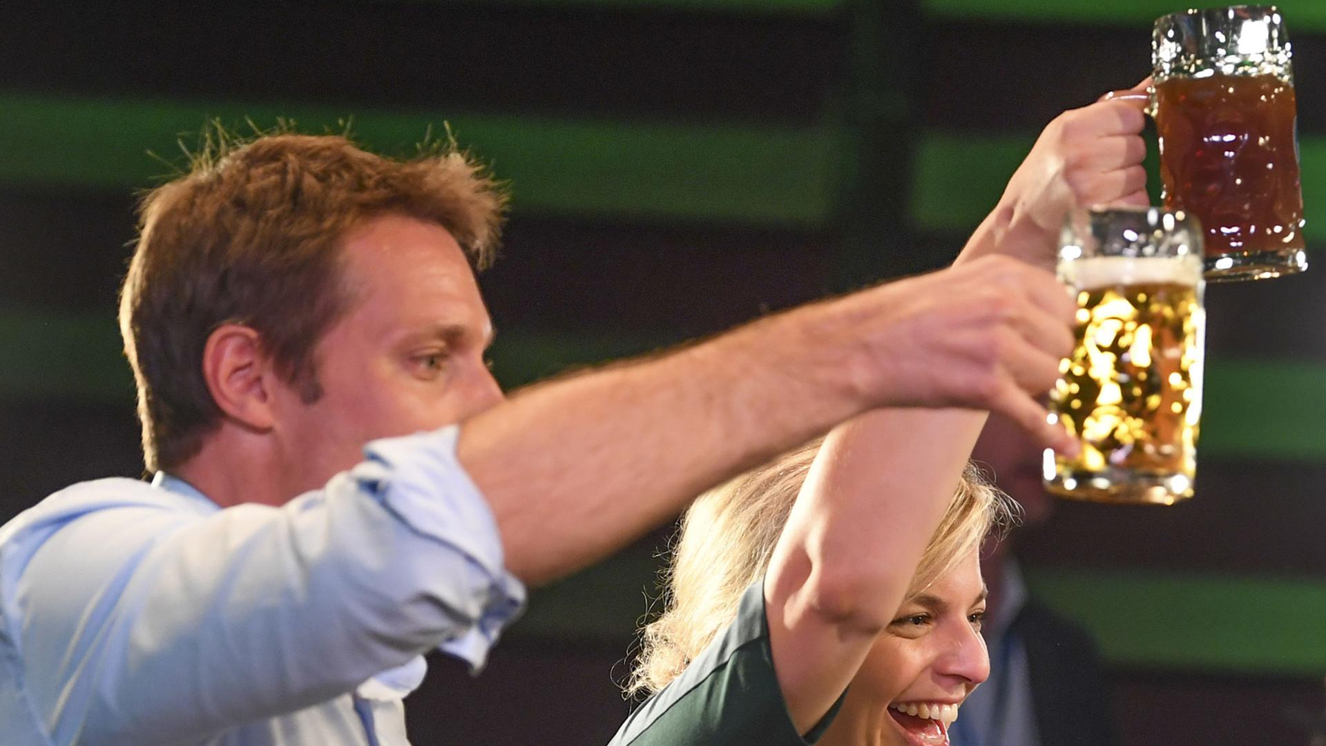Die bayerischen Spitzenkandidaten von Bündnis 90/Die Grünen, Ludwig Hartmann und Katharina Schulze, feiern bei der Wahlparty der Partei.