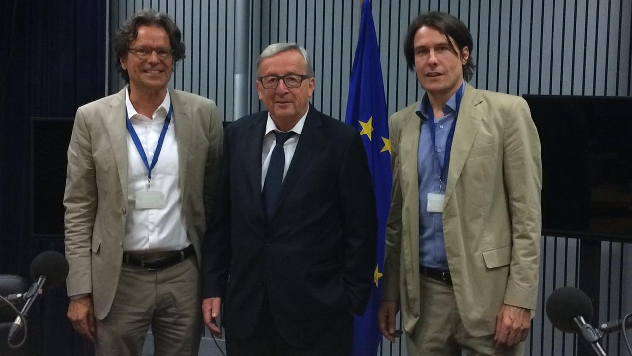 Juncker mit den ARD-Korrespondenten Sina (l.) und Küstner (r.) Juncker mit den ARD-Korrespondenten Sina (l.) und Küstner (r.)