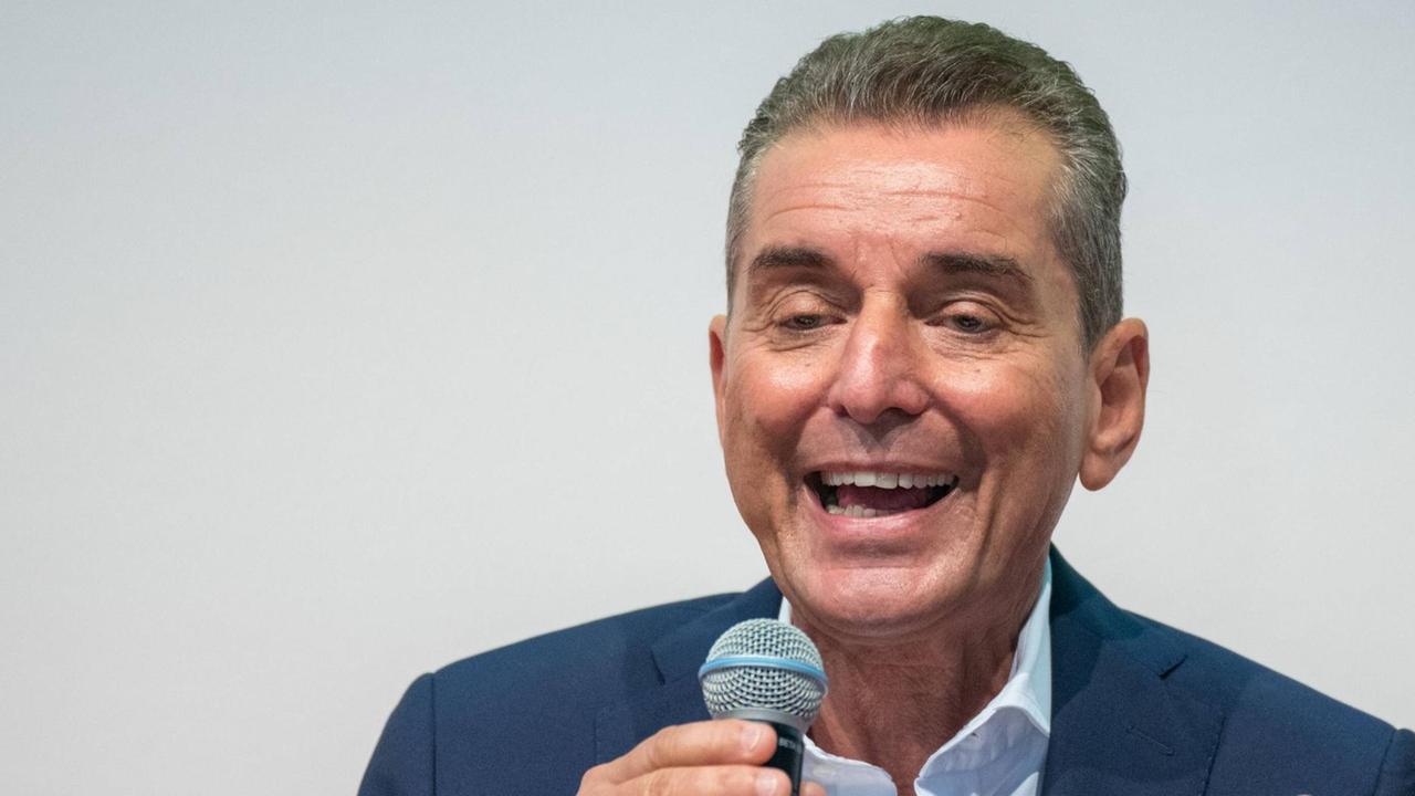 Frankfurter Buchmesse, Book Fair, Messe Frankfurt, Frankfurt am Main, 11. - 15. Oktober 2017, 13.10.2017 Bild: Michel Friedmann - Moderation bei der Podiumsdiskussion Zuwanderungsgesellschaft, Flucht und Migration beim Weltempfang (Halle 3.1 L25) *** Frankfurt Book Fair Book Fair trade Fair Frankfurt Frankfurt at Main 11 15 October 2017 13 10 2017 Picture Michel Friedmann Moderation at the Panel discussion Escape and Migration the Hall 3 1 L25 Copyright: Fotograf:xVolkerxDanzerx/xAgentur:xHMBxMediax-xHeikoxBecker Frankfurter Buchmesse, Book Fair, Messe Frankfurt, Frankfurt am Main, 11. - 15. Oktober 2017, 13.10.2017 Bild: Michel Friedmann - Moderation bei der Podiumsdiskussion Zuwanderungsgesellschaft, Flucht und Migration beim Weltempfang (Halle 3.1 L25) *** Frankfurt Book Fair Book Fair trade Fair Frankfurt Frankfurt at Main 11 15 October 2017 13 10 2017 Picture Michel Friedmann Moderation at the Panel discussion Escape and Migration the Hall 3 1 L25 Copyright: Fotograf:xVolkerxDanzerx/xAgentur:xHMBxMediax-xHeikoxBecker
