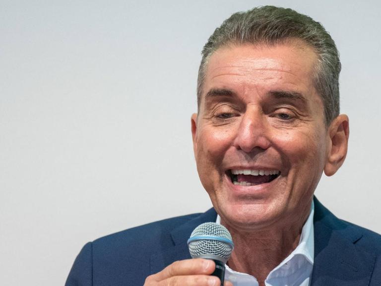 Frankfurter Buchmesse, Book Fair, Messe Frankfurt, Frankfurt am Main, 11. - 15. Oktober 2017, 13.10.2017 Bild: Michel Friedmann - Moderation bei der Podiumsdiskussion Zuwanderungsgesellschaft, Flucht und Migration beim Weltempfang (Halle 3.1 L25) *** Frankfurt Book Fair Book Fair trade Fair Frankfurt Frankfurt at Main 11 15 October 2017 13 10 2017 Picture Michel Friedmann Moderation at the Panel discussion Escape and Migration the Hall 3 1 L25 Copyright: Fotograf:xVolkerxDanzerx/xAgentur:xHMBxMediax-xHeikoxBecker