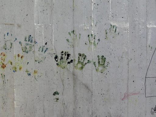 Flüchtlinge haben an einer Mauer im Hafen Piräus ihre Handabdrücke hinterlassen.