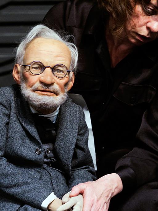 Szenenbild aus "Die Antiquiertheit" nach Günther Anders am Deutschen Schauspielhaus in Hamburg, in einer Inszenierung von Suse Wächter