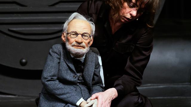 Szenenbild aus "Die Antiquiertheit" nach Günther Anders am Deutschen Schauspielhaus in Hamburg, in einer Inszenierung von Suse Wächter