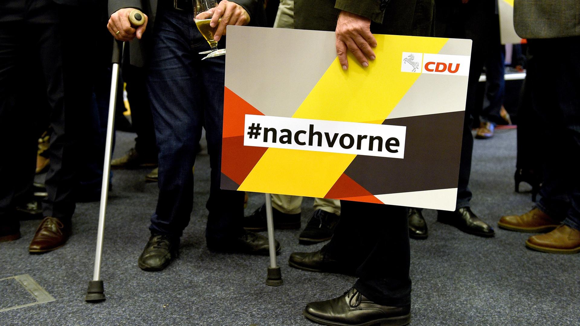 Ältere CDU-Anhänger stehen am Wahlabend in den Fraktionsräumen der CDU im niedersächsischen Landtag in Hannover. Ältere CDU-Anhänger stehen am Wahlabend in den Fraktionsräumen der CDU im niedersächsischen Landtag in Hannover.