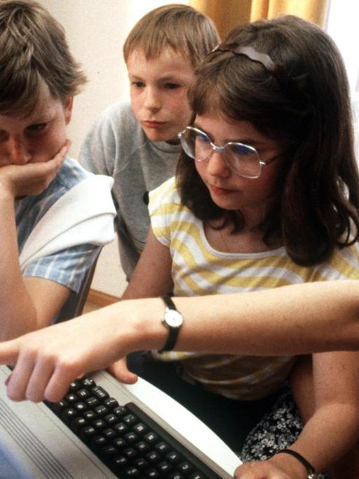 Einst ein Hardwaretraum, heute nur Archivware: Jugendliche sitzen im Mai 1985 in einem Kaufhaus vor dem Computerbildschrim und probieren einen "Commodore 64" aus
