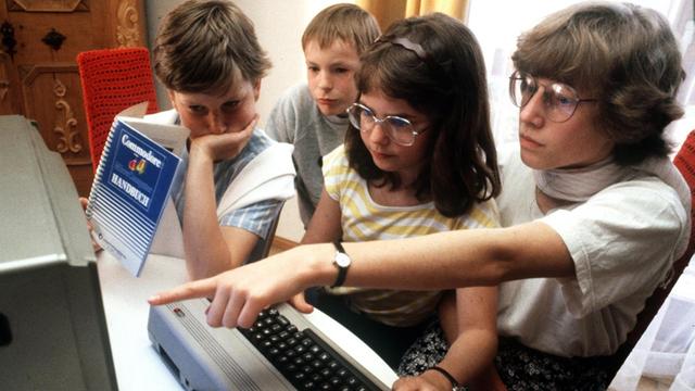 Einst ein Hardwaretraum, heute nur Archivware: Jugendliche sitzen im Mai 1985 in einem Kaufhaus vor dem Computerbildschrim und probieren einen "Commodore 64" aus