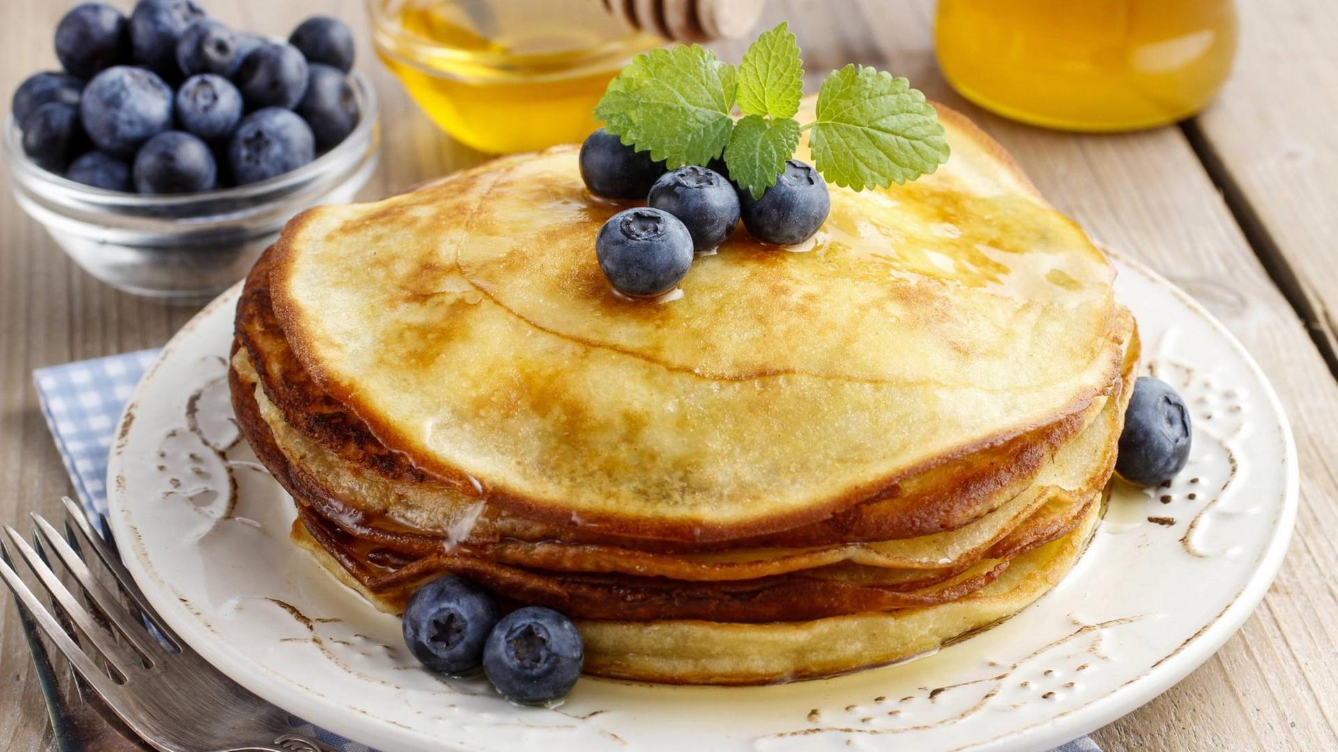 Stapel von Pfannkuchen mit Sirup und Blaubeeren Stapel von Pfannkuchen mit Sirup und Blaubeeren