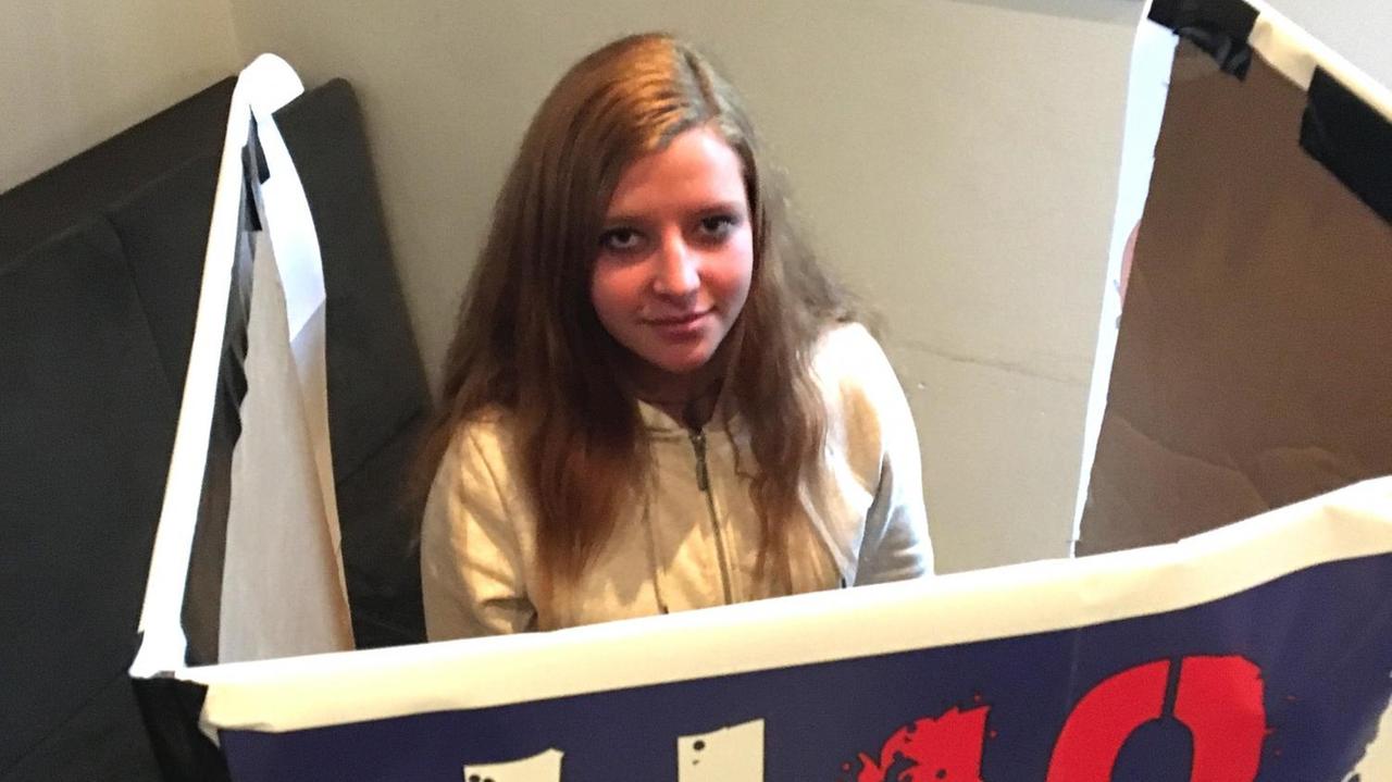 Die 16-jährige Nadine in der Wahlkabine bei der U18-Wahl Die 16-jährige Nadine in der Wahlkabine bei der U18-Wahl