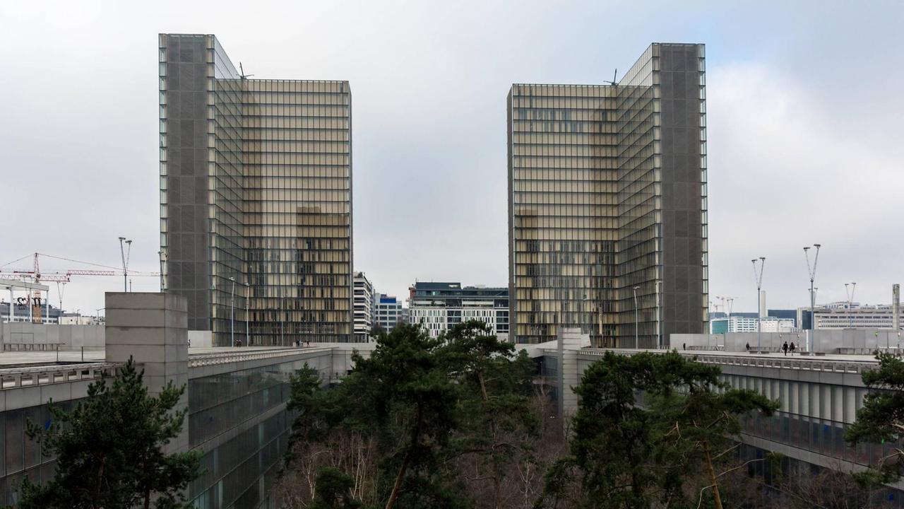 Die französische Nationalbibliothek in Paris von außen Die französische Nationalbibliothek in Paris von außen