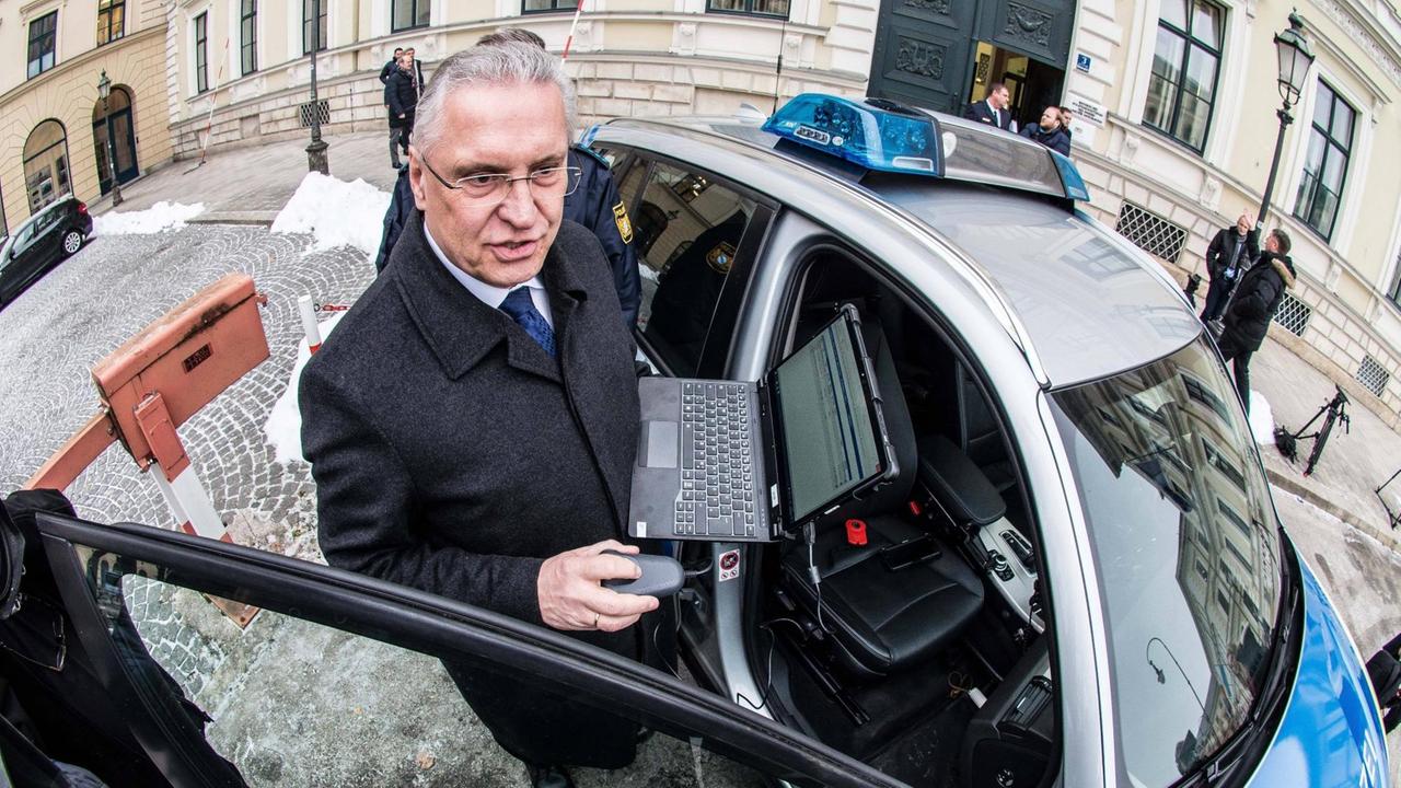 Der Bayerische Innenminister Joachim Herrmann mit einem Fahrzeug der Bayerischen Grenzpolizei in einer Ausstellung zu ihrer Ausrüstung und ihrer Fähigkeiten. Er hält einen Laptop in der Hand. Der Bayerische Innenminister Joachim Herrmann mit einem Fahrzeug der Bayerischen Grenzpolizei in einer Ausstellung zu ihrer Ausrüstung und ihrer Fähigkeiten. Er hält einen Laptop in der Hand.
