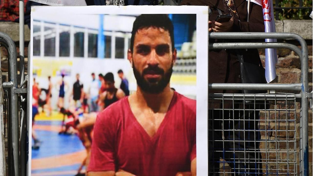 Bild des hingerichteten iranischen Ringers Navid Afkari bei einer Demonstration außerhalb der iranischen Botschaft in London am 12. September 2020. Bild des hingerichteten iranischen Ringers Navid Afkari bei einer Demonstration außerhalb der iranischen Botschaft in London am 12. September 2020.