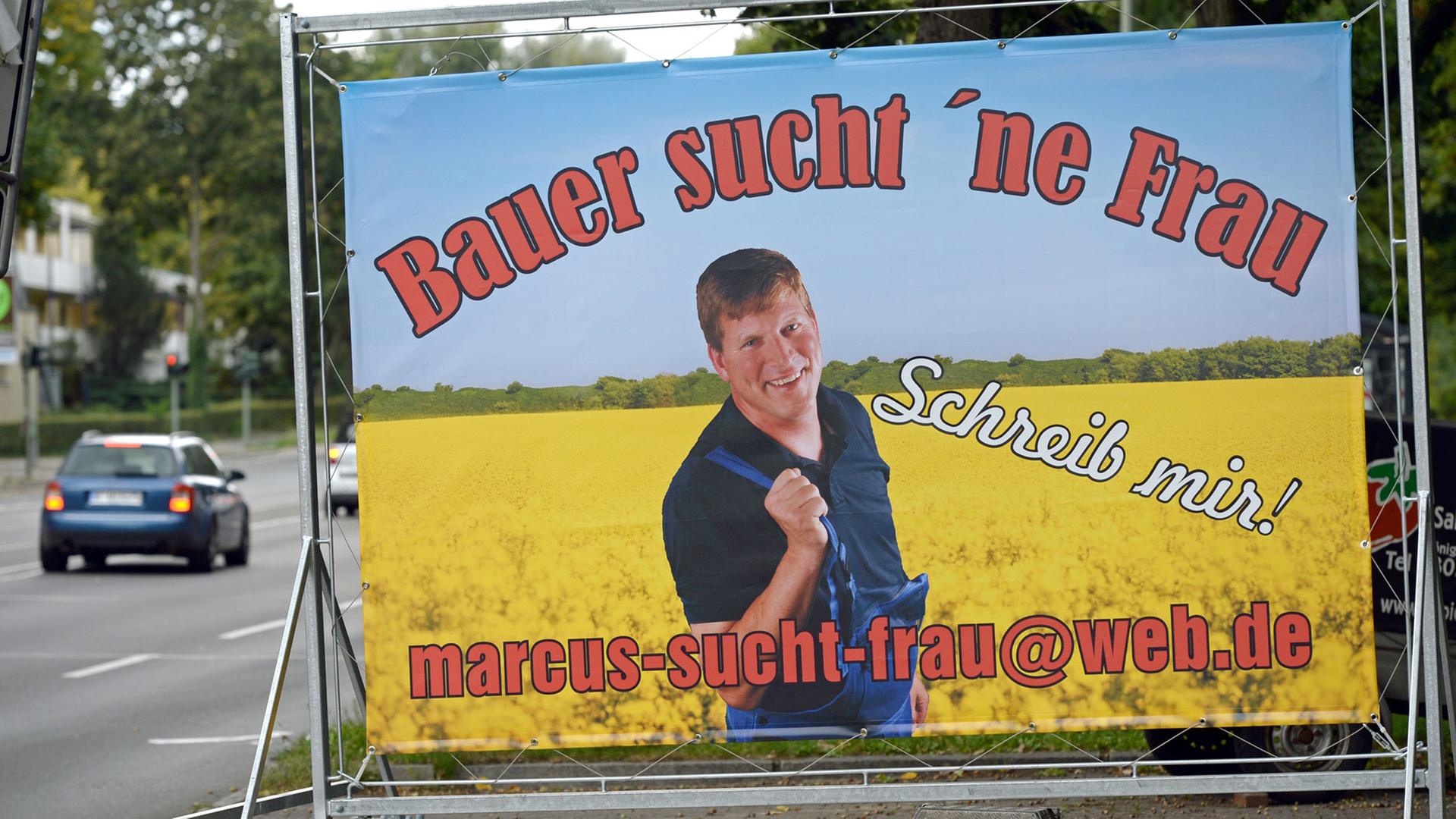 Ein Werbeplakat eines Bauern aus Werder in Brandenburg "Bauer sucht 'ne Frau", fotografiert am 19.09.2015 in Wannsee in Berlin. Foto: Ralf Hirschberger
