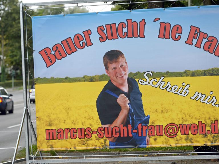 Ein Werbeplakat eines Bauern aus Werder in Brandenburg "Bauer sucht 'ne Frau", fotografiert am 19.09.2015 in Wannsee in Berlin. Foto: Ralf Hirschberger