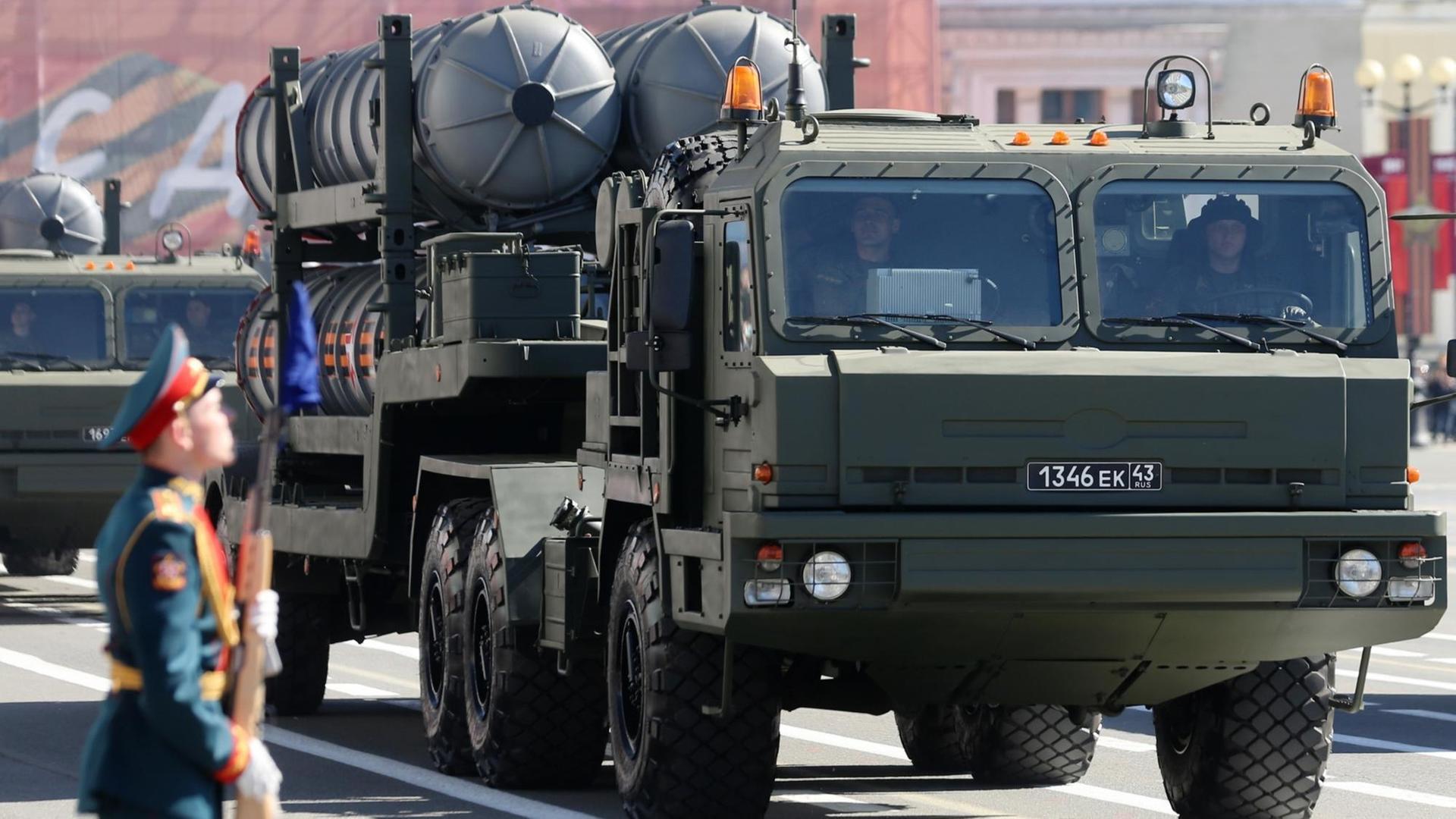 Russische Luftabwehrraketen vom Typ S-400 bei einer Militärparade (05.07) in St. Petersburg. Russische Luftabwehrraketen vom Typ S-400 bei einer Militärparade (05.07) in St. Petersburg.