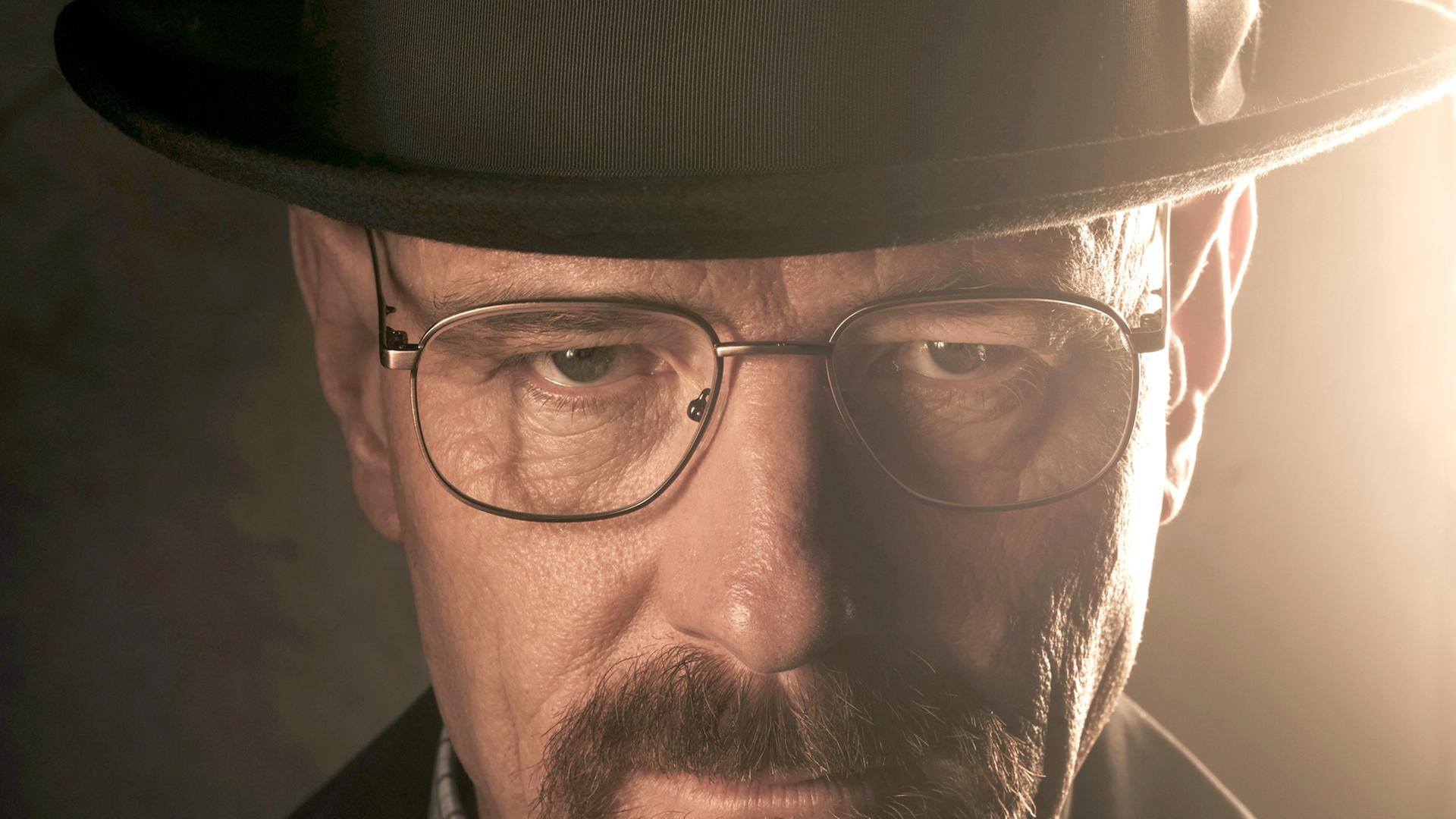 Der Schauspieler Bryan Cranston in seiner Rolle als Walter White in der Serie "Breaking Bad", Mann mit Hut, Brille und Vollbart, schaut in die Kamera, Portrait Der Schauspieler Bryan Cranston in seiner Rolle als Walter White in der Serie "Breaking Bad", Mann mit Hut, Brille und Vollbart, schaut in die Kamera, Portrait
