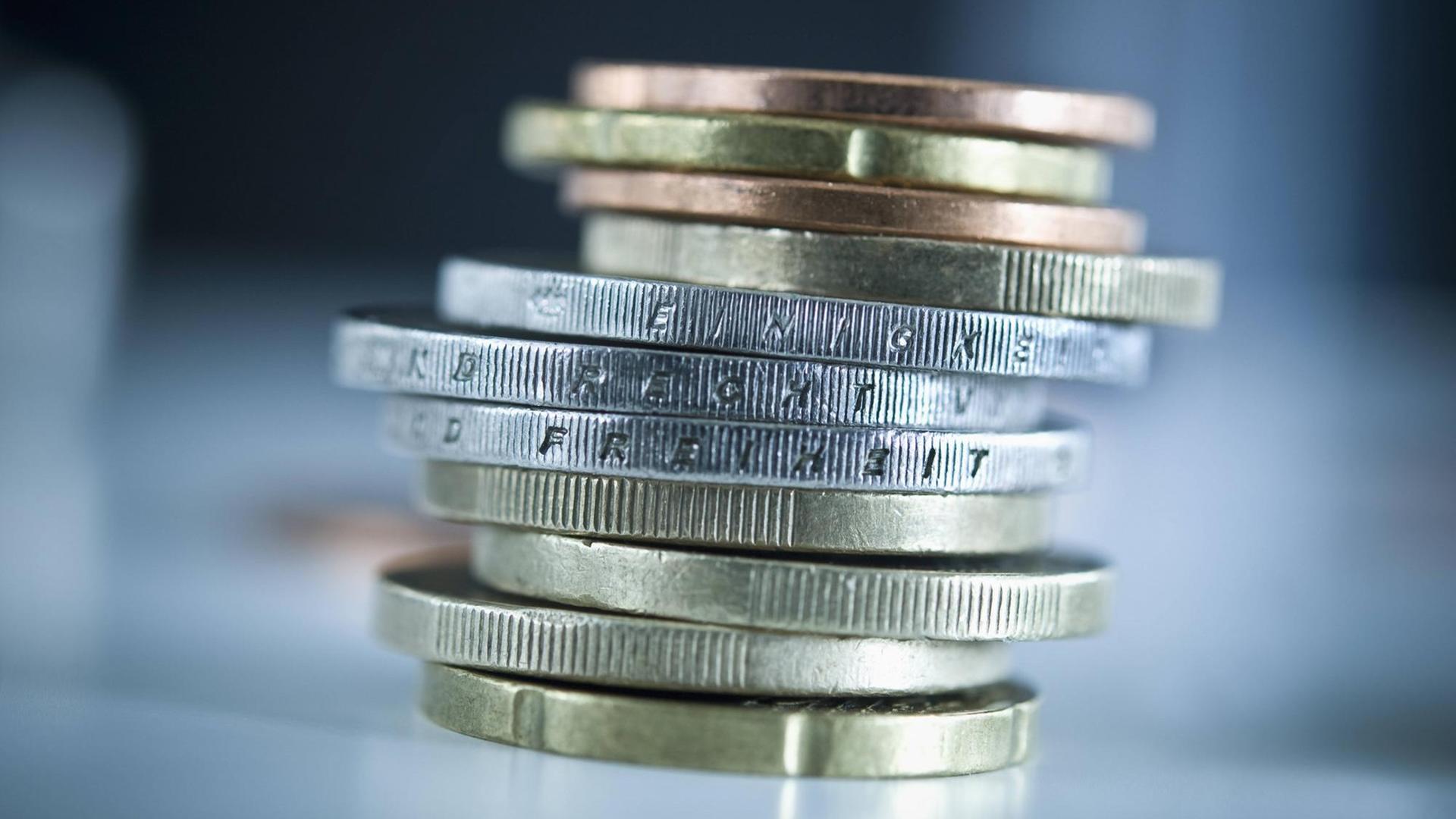 Ein Stapel von Euro-Münzen, am Rand sieht man die Aufschrift "Einigkeit, Recht und Freiheit". Ein Stapel von Euro-Münzen, am Rand sieht man die Aufschrift "Einigkeit, Recht und Freiheit".