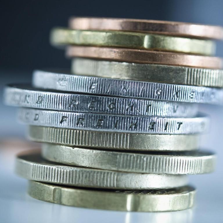 Ein Stapel von Euro-Münzen, am Rand sieht man die Aufschrift "Einigkeit, Recht und Freiheit".
