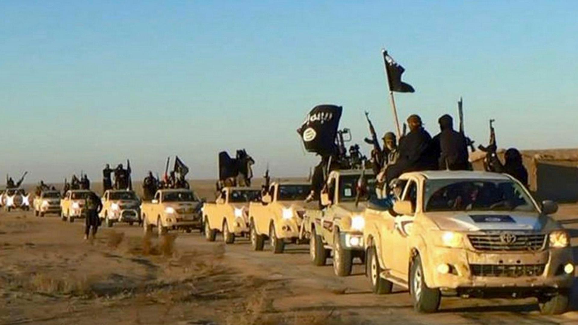 Ein Fahrzeugkonvoi mit Mitgliedern der Terrormiliz Islamischer Staat Ein Fahrzeugkonvoi mit Mitgliedern der Terrormiliz Islamischer Staat