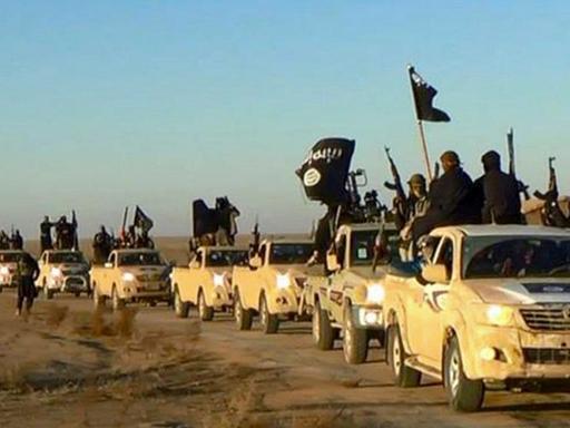 Ein Fahrzeugkonvoi mit Mitgliedern der Terrormiliz Islamischer Staat