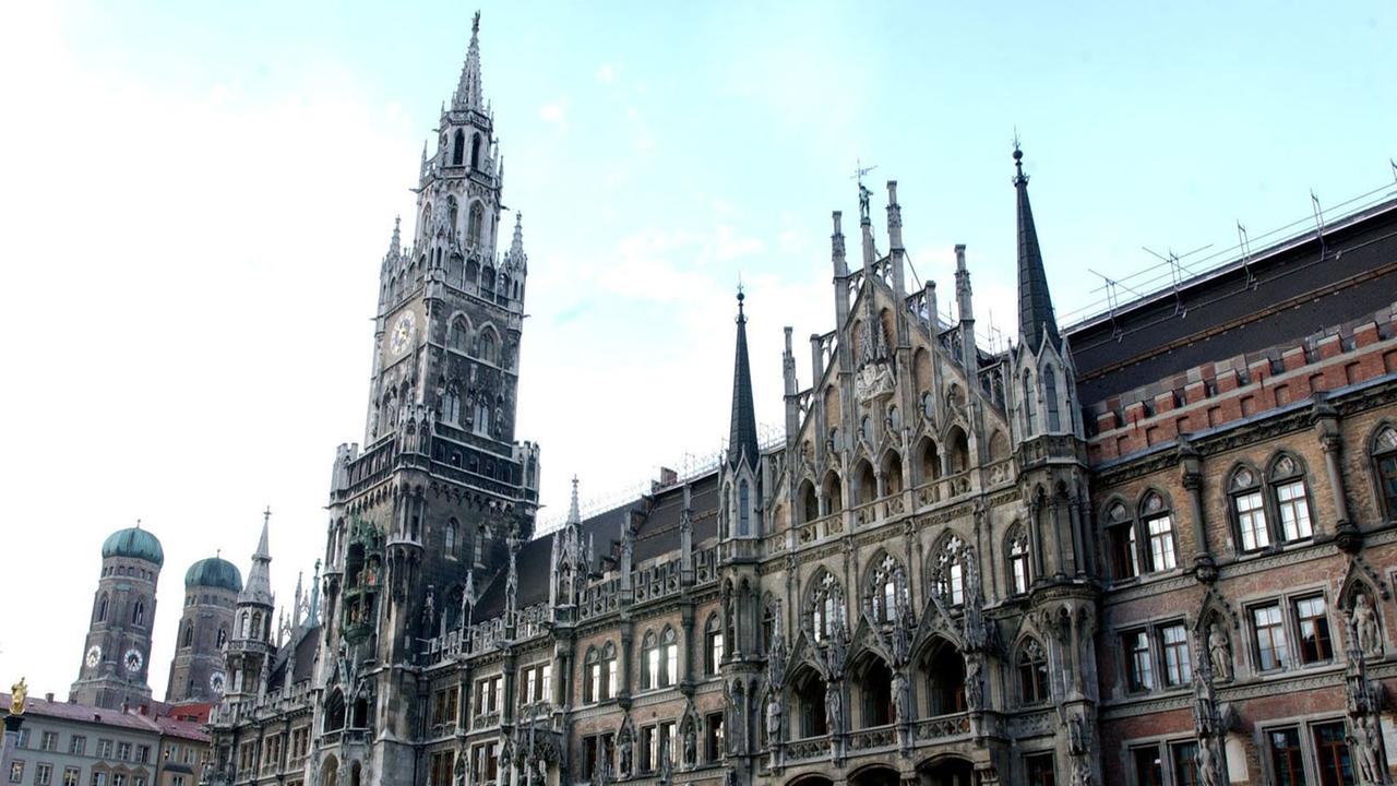 Blick auf das Münchner Rathaus, aufgenommen am 11.03.2003.