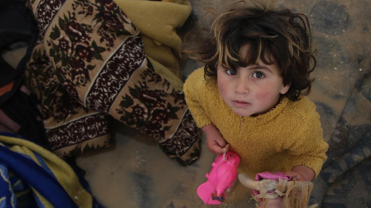 Ein syrisches Kind in Aleppo blickt ratlos. Ein syrisches Kind in Aleppo blickt ratlos.