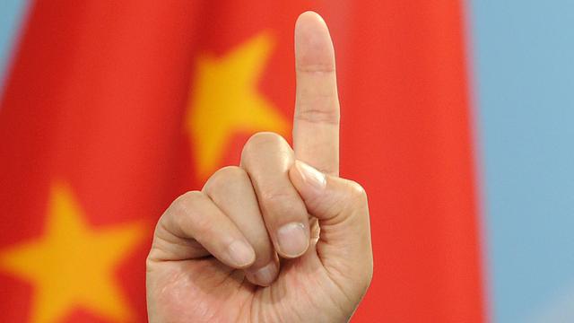 Der chinesische Staatspräsident hebt den Zeigefinger auf einer Pressekonferenz in Berlin.