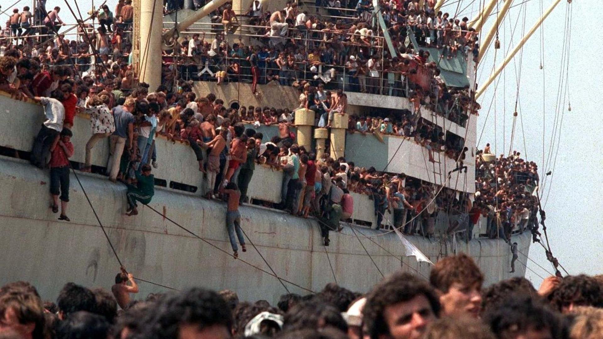 Albanische Flüchtlinge auf dem Schiff "Vlora"im Hafen von Bari, Italien, am 8. August 1991 Albanische Flüchtlinge auf dem Schiff "Vlora"im Hafen von Bari, Italien, am 8. August 1991