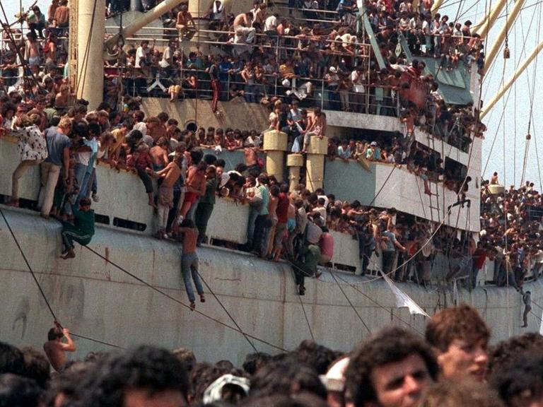 Albanische Flüchtlinge auf dem Schiff "Vlora"im Hafen von Bari, Italien, am 8. August 1991