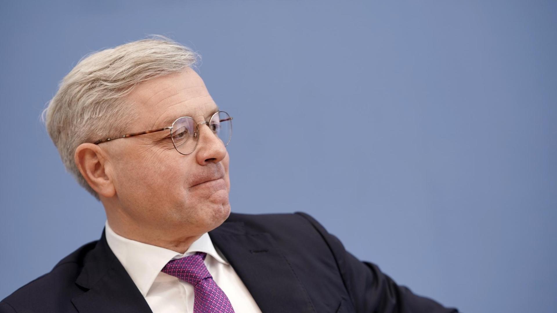 Norbert Röttgen, (CDU), Vorsitzender des Auswärtigen Ausschusses des Bundestags spricht bei einer Pressekonferenz. Nach der Rücktritts-Ankündigung der CDU Chefin Kramp-Karrenbauer hat Röttgen angekündigt für den Posten des CDU Bundesvorsitzenden kandidieren zu wollen. Norbert Röttgen, (CDU), Vorsitzender des Auswärtigen Ausschusses des Bundestags spricht bei einer Pressekonferenz. Nach der Rücktritts-Ankündigung der CDU Chefin Kramp-Karrenbauer hat Röttgen angekündigt für den Posten des CDU Bundesvorsitzenden kandidieren zu wollen.