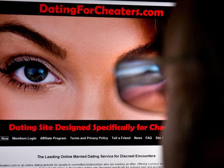Ein Mann sitzt vor einer US-Dating-Seite an seinem Computer