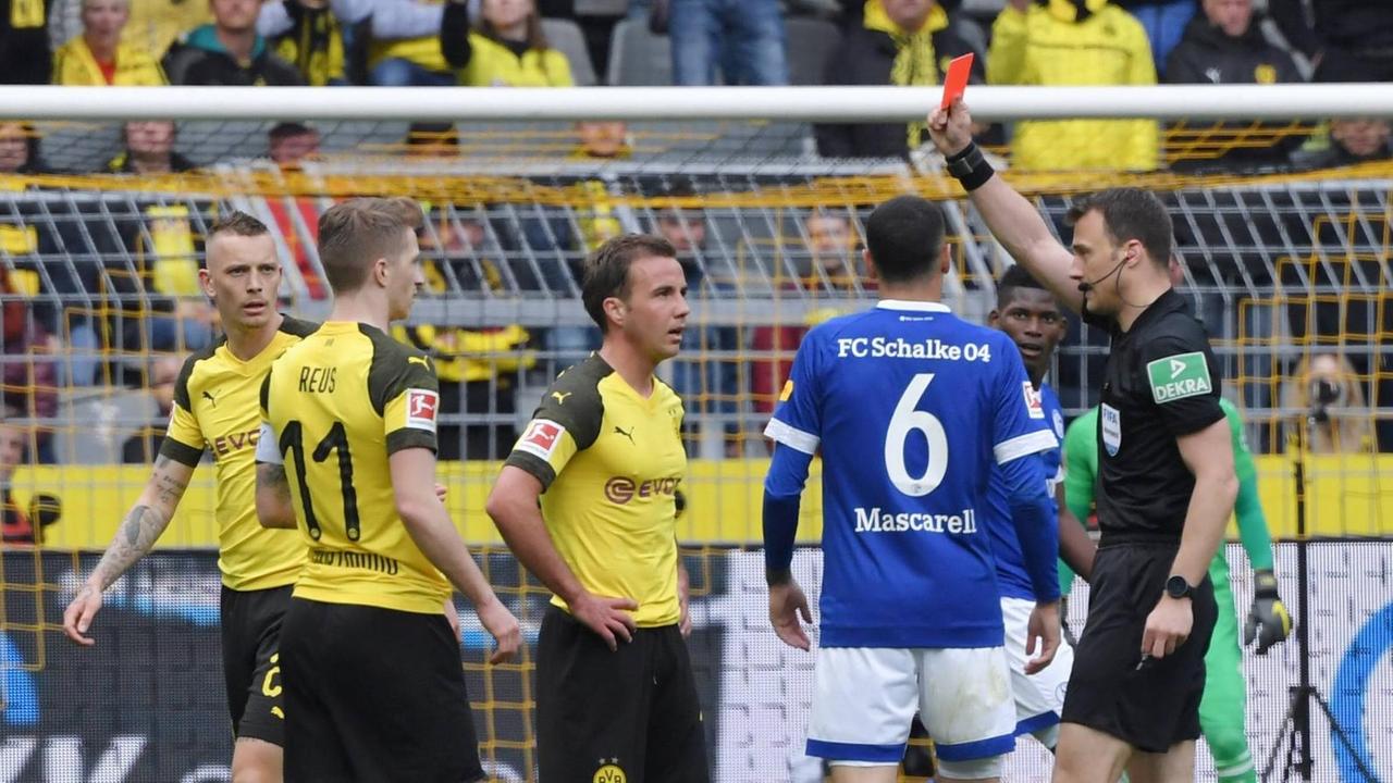 Das Foto zeigt eine Szene aus dem Spiel Borussia Dortmund gegen FC Schalke 04. Marco Reus erhält die Rote Karte von Schiedsrichter Felix Zwayer. Das Foto zeigt eine Szene aus dem Spiel Borussia Dortmund gegen FC Schalke 04. Marco Reus erhält die Rote Karte von Schiedsrichter Felix Zwayer.