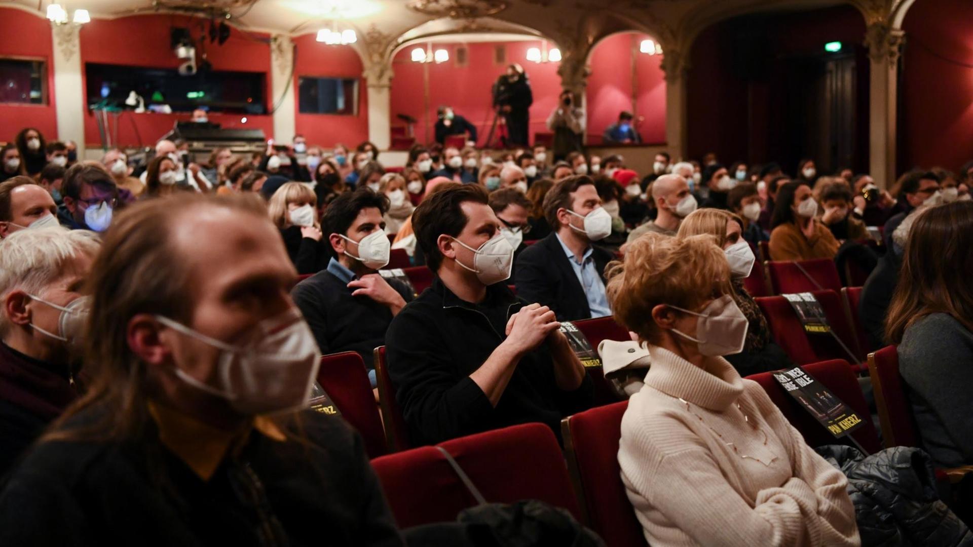 Das Publikum wartet auf den beginn der Aufführung. Das Berliner Ensemble öffnet mit der Vorstellung «Panikherz» im Rahmen des Berliner Pilotprojekts während der Corona-Pandemie wieder seine Türen. Nach monatelanger Pause sollen in Berlin die ersten Bühnen für ein Pilotprojekt öffnen. Das Publikum musste vorab zum Coronatest. Das Publikum wartet auf den beginn der Aufführung. Das Berliner Ensemble öffnet mit der Vorstellung «Panikherz» im Rahmen des Berliner Pilotprojekts während der Corona-Pandemie wieder seine Türen. Nach monatelanger Pause sollen in Berlin die ersten Bühnen für ein Pilotprojekt öffnen. Das Publikum musste vorab zum Coronatest.