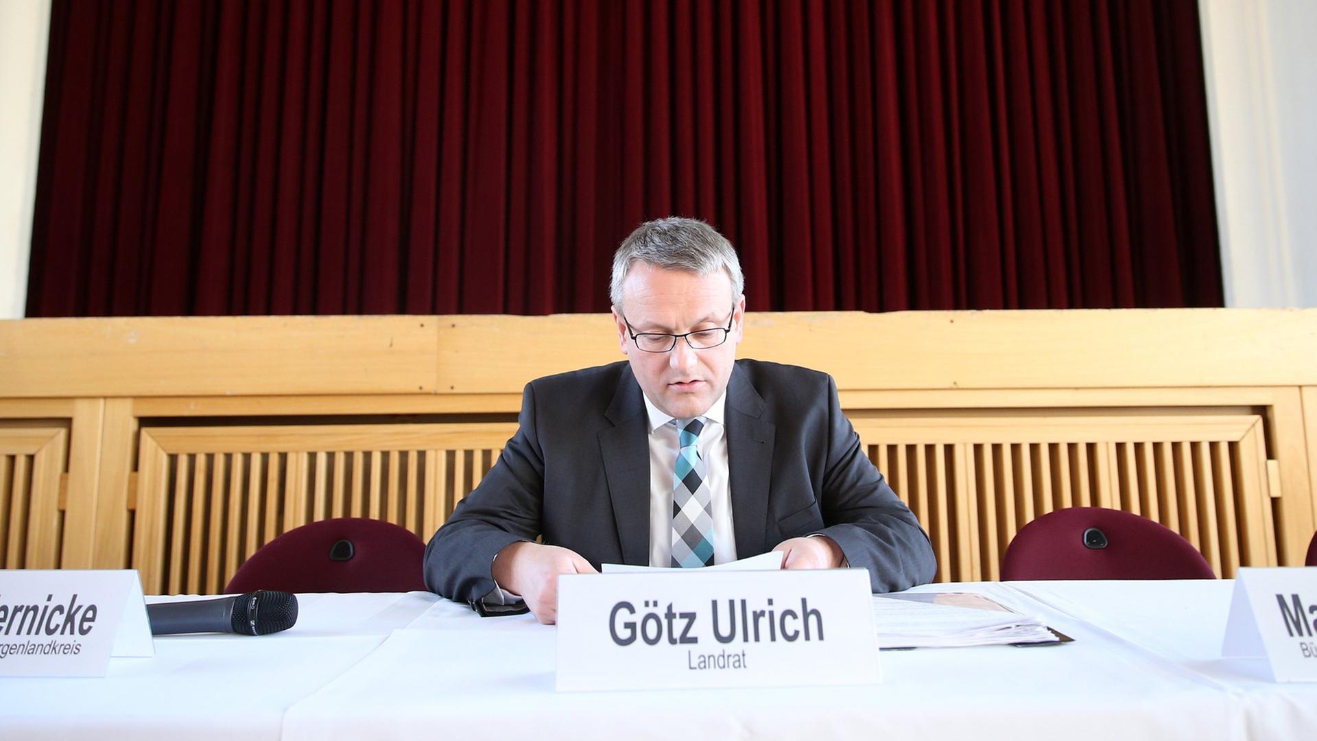 Landrat Götz Ulrich (CDU) sitzt vor einer Bürgerversammlung am 31.03.2015 in einem Veranstaltungszentrum in Alttröglitz (Sachsen-Anhalt). Landrat Götz Ulrich (CDU) sitzt vor einer Bürgerversammlung am 31.03.2015 in einem Veranstaltungszentrum in Alttröglitz (Sachsen-Anhalt).