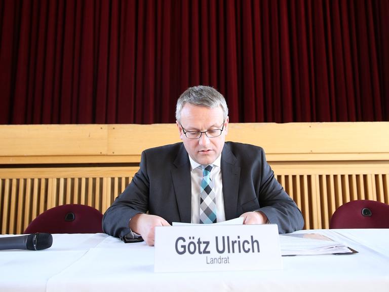 Landrat Götz Ulrich (CDU) sitzt vor einer Bürgerversammlung am 31.03.2015 in einem Veranstaltungszentrum in Alttröglitz (Sachsen-Anhalt).