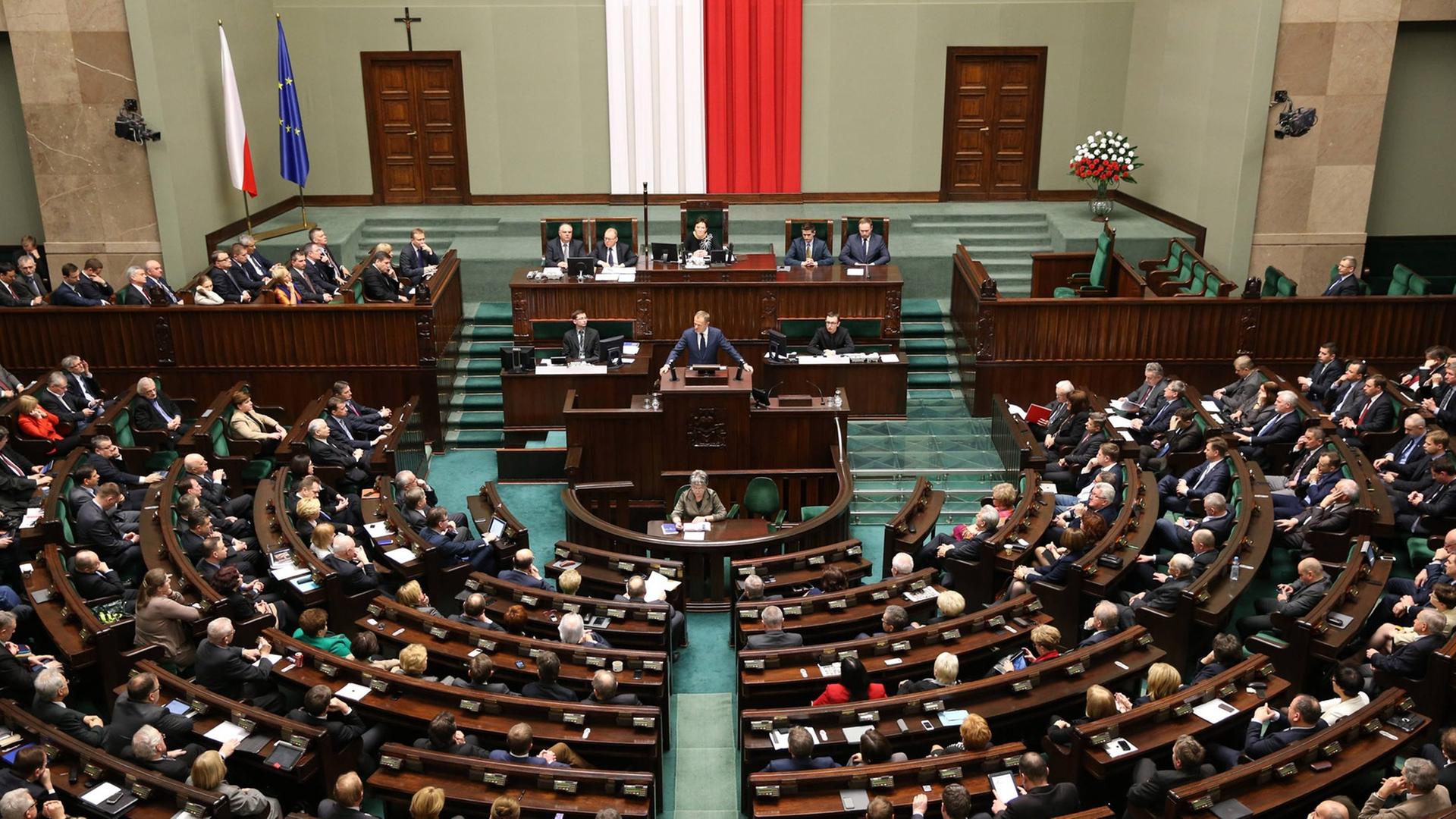 Das Polnische Parlament in Warschau am 05.03.2014. Der Premierminister Donald Tusk (bis September 2014) am Rednerpult. Das Polnische Parlament in Warschau am 05.03.2014. Der Premierminister Donald Tusk (bis September 2014) am Rednerpult.